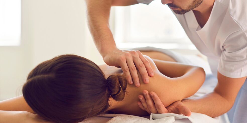 Един от ефективните методи за лечение на артроза на раменната става е масажът. 