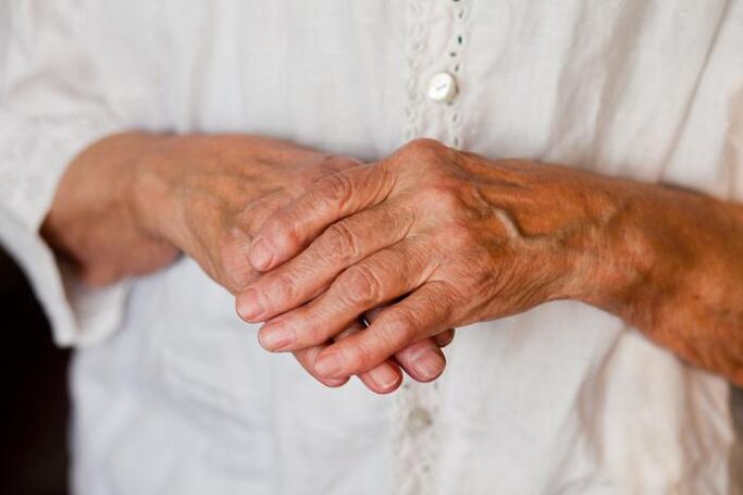 Болката в ставите на ръцете често притеснява възрастните хора